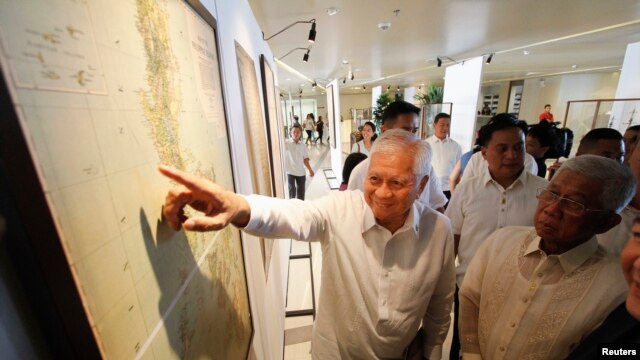 Ngoại trưởng Albert del Rosario của Philippines chỉ vào một bản đồ cổ được trưng bày tại một Đại học Công giáo ở Manila, 11/9/14