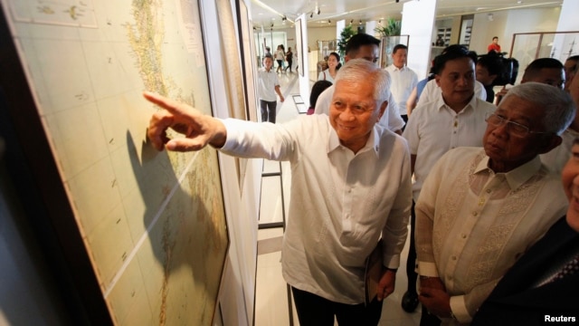 Ngoại trưởng Philippines Albert Del Rosario chỉ vào một bản đồ cổ trên màn hình bên cạnh Bộ trưởng Quốc phòng Voltaire Gazmin tại trường đại học Công giáo ở Manila. (Ảnh tư liệu chụp ngày 11/9/2014)