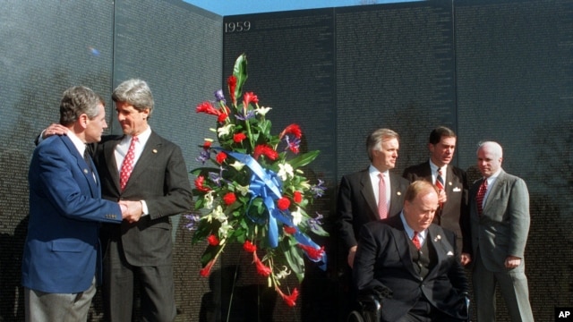 Senatori Čak Hejgel i Džon Keri na ceremoniji 7. marta 1997 u Vašingtonu, kojom je obeležena 15-godišnjica otvaranja spomenika vijetnamskim ratnim veteranima. 
