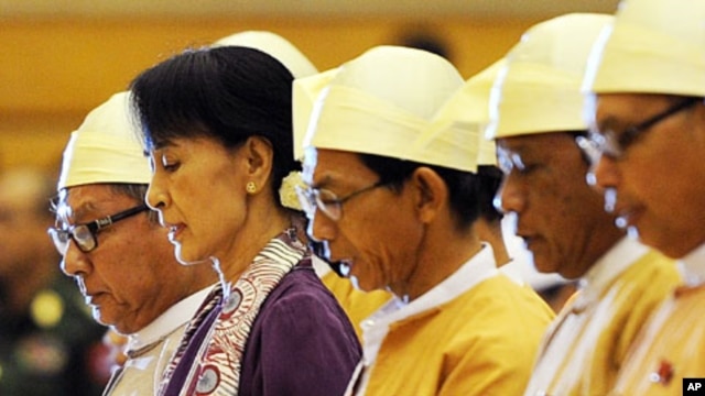 Burma's opposition leader Aung San Suu Kyi (2nd L) along with other elected members of parliament reads her parliamentary oath at the lower house of parliament during a session in Naypyidaw, May 2, 2012.