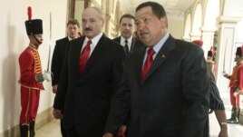Los presidentes de Bielorrusia, Alexander Lukashenko (izquierda) y de Venezuela, Hugo Chávez, en el Palacio de Miraflores, en marzo de 2010.