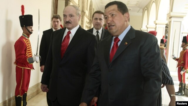 Los presidentes de Bielorrusia, Alexander Lukashenko (izquierda) y de Venezuela, Hugo Chávez, en el Palacio de Miraflores, en marzo de 2010.