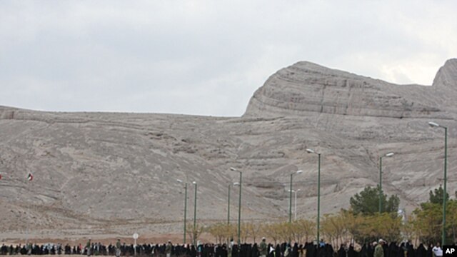Iranian students form a human chain around the Isfahan Uranium Conversion Facility in support of Iran's nuclear program, just outside the city of Isfahan, 410 kilometers (255 miles) south of the capital Tehran, Iran, Nov. 15, 2011 (file photo).
