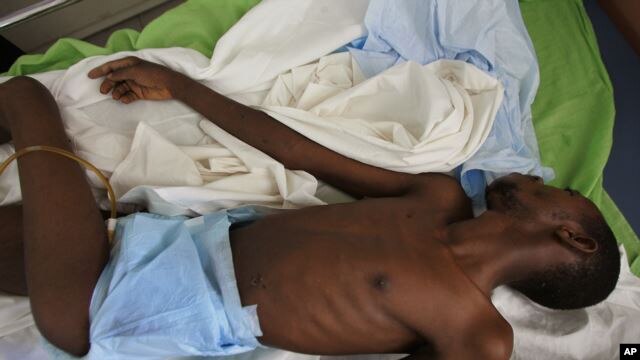 Enfermo de Sida es atendido en un hospital en Dakar, Senegal.