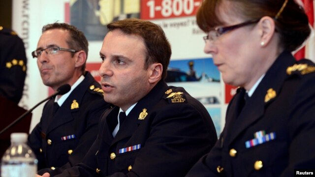 Jefes de la Real Policía Montada de Canadá ofrecen una conferencia de prensa sobre el complot para realizar un atentado a un tren, descubierto por las autoridades.