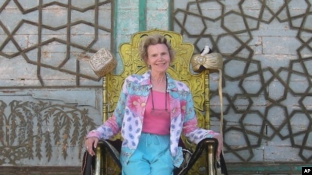 Judit Leytem (Judith Latham) Buxoro amiri taxtida, aprel 2012