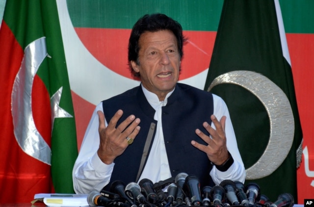 Nhà lãnh đạo đối lập Pakistan Imran Khan phát biểu trong một cuộc họp báo ở Islamabad, Pakistan, ngày 10 tháng 4, 2016.