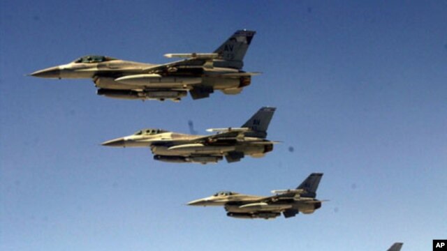 US F-16 fighter jets patrolling Iraqi airspace in June, 2001