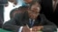 Presidente zimbabueano Robert Mugabe assina a nova Constituição em Harare (22 Maio 2013.