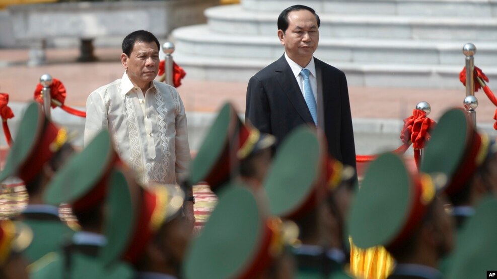 Tổng thống Philippines và Chủ tịch Việt Nam tại lễ đón chính thức ở Hà Nội hôm 29/9. 