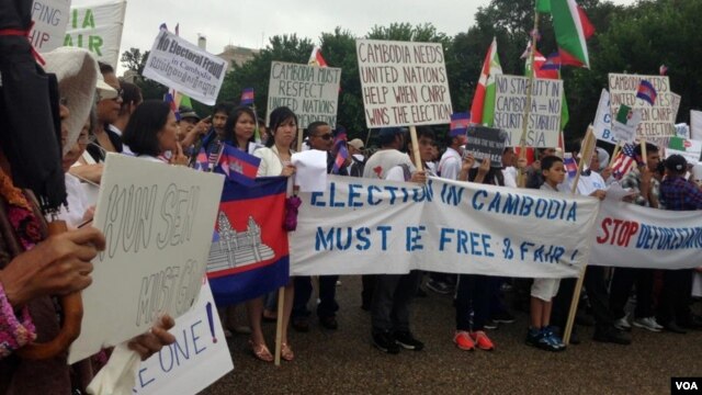 Cambodian-Americans have gathered in front of the White House in Washington, DC, July 12, 2013, to demand reforms to the Cambodian National Election Committee ahead of July 28 parliamentary elections. (VOA Khmer)