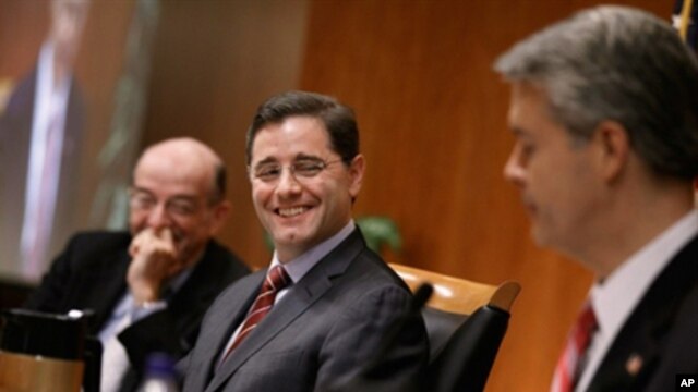 Federal Communications Commission Chairman Julius Genachowski (C) delivers remarks before the commission voted to adopted controversial Net neutrality rules December 21, 2010 in Washington, DC.