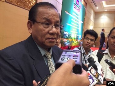 Sou Sovuth, under secretary of state at the Ministry of Environment, told reporters about the draft on principles of the Mekong environmental impact assessment in a hotel, in Phnom Penh, on October 28, 2016. (Hul Reaksmey/VOA Khmer)