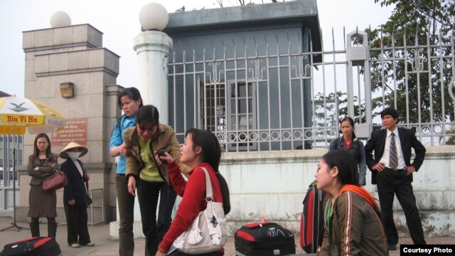Hình (CAMSA): Công nhân bị bóc lột ở Jordan trở về Việt Nam.
