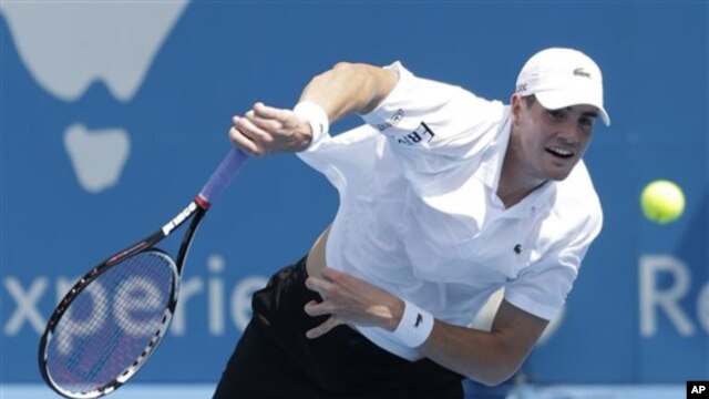 Petenis AS John Isner dikalahkan rekan senegaranya, Ryan Harrison dalam Turnamen Sydney International, Rabu (1/9).