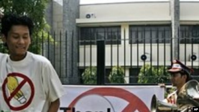 Activists of Greenpeace dance outside the Ghana embassy to congratulate the Ghana embassy staff on the 'banning of the light bulb' in Ghana, in New Delhi (File)