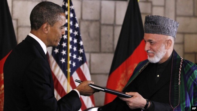 El presidente Barack Obama entrega al presidente afgano Hamid Karzai el histórico acuerdo estratégico firmado por ambos mandatarios.