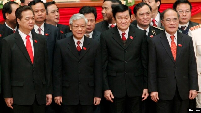 'Tứ trụ' từ phải: Chủ tịch Quốc hội Nguyễn Sinh Hùng, Tổng Bí thư Nguyễn Phú Trọng, Thủ tướng Nguyễn Tấn Dũng và Chủ tịch Nước Trương Tấn Sang.