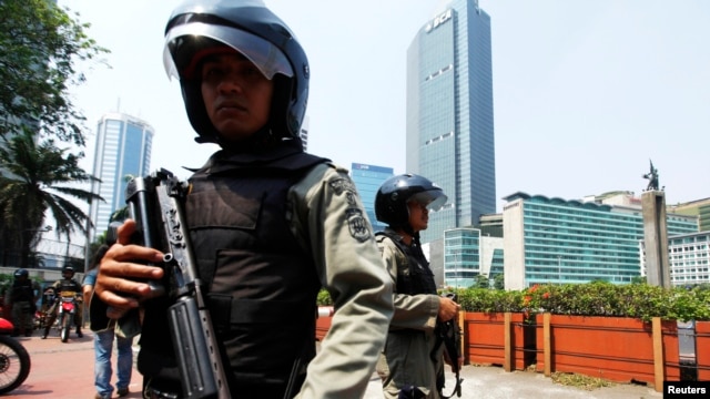 Indonesian anti-terror policemen stand guard in the business district in Jakarta, September 11, 2011. 
