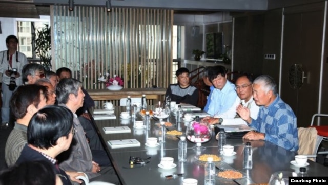 陈小鲁（右一）在道歉会上发言检讨文革期间个人行为（北京八中老三届同学会网站图片/黄坚提供）