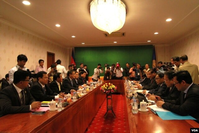 ថ្នាក់ដឹកនាំ​នៃ​គណបក្ស​ប្រជាជន​កម្ពុជា​និង​គណបក្ស​សង្គ្រោះ​ជាតិ​ប្រជុំពិភាក្សា​គ្នា​អំពី​ការធ្វើ​វិសោធនកម្ម​បទបញ្ជា​ផ្ទៃ​ក្នុង​រដ្ឋសភា​ រាជធានី​ភ្នំពេញ កាល​ពី​ថ្ងៃ​ទី​០១ ខែតុលា ឆ្នាំ២០១៥ (ហ៊ាន សុជាតា/ VOA)