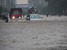 Pusat perkantoran dan bisnis, jalan Sudirman dan Thamrin, Jakarta terendam banjir, 17 Januari 2013 (VOA/Iris Gera)
