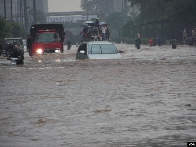 Pusat perkantoran dan bisnis, jalan Sudirman dan Thamrin, Jakarta terendam banjir, 17 Januari 2013 (VOA/Iris Gera)