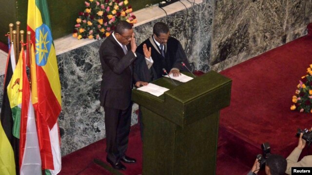  The new Ethiopian Prime Minister Hailemariam Dessalegn (L) takes the oath of office during the swearing-in ceremony in Addis Ababa, September 21, 2012. 