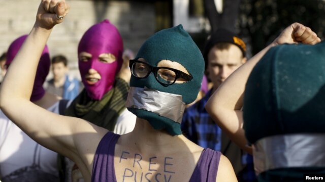  Những người ủng hộ ban Pussy Riot biểu tình trước đại sứ quán Nga trong thủ đô Warsaw của Ba Lan  