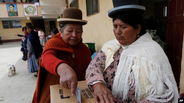 Una mujer aymara emite su boto en El Alto, Bolivia.