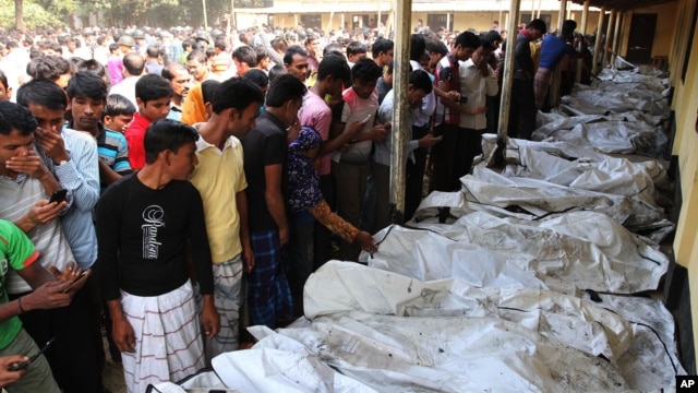 Bangladeshi people identify the bodies of their relatives died in a fire at a garment factory in the Savar neighborhood in Dhaka, Bangladesh, November 25, 2012.