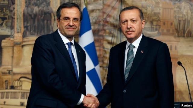 Greece's Prime Minister Antonis Samaras (L) and his Turkish counterpart Tayyip Erdogan shake hands during their meeting in Istanbul, March 4, 2013. 