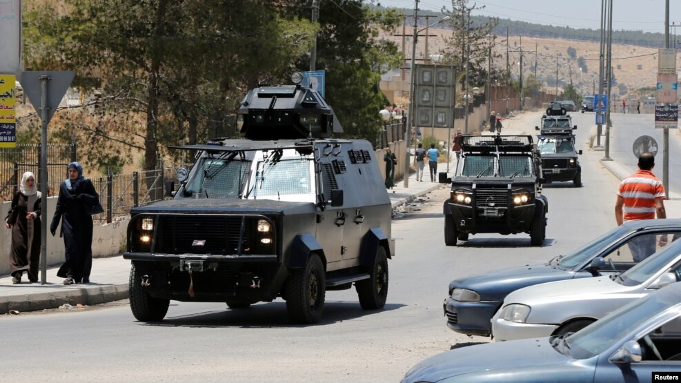 6일 요르단 암만 북부 바카난민수용소 보안사무실 주변에 보안 차량이 줄지어 있다.
