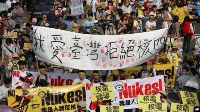 Protesters march during an anti-nuclear demonstration in Taipei, Taiwan on March 9, 2013. 