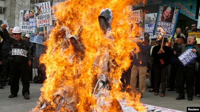Người biểu tình Nam Triều Tiên đốt hình nộm của các lãnh đạo Bắc Triều Tiên tại trung tâm thủ đô Seoul.