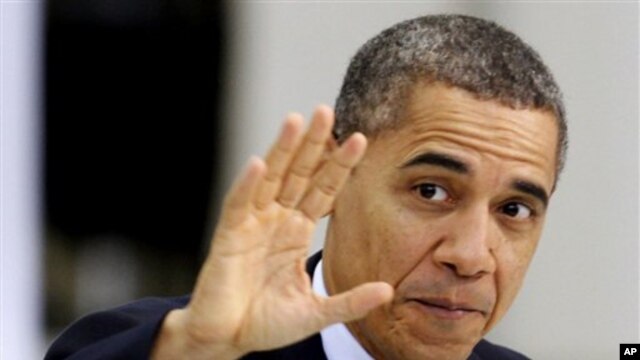 Tổng thống Barack Obama vẫy tay trong lúc tiến vào đọc bài diễn văn về kinh tế tại nhà máy sản xuất động cơ máy bay Rolls Royce ở Prince George, ngày 9 tháng 3, 2012
