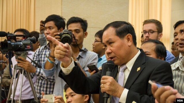 លោក​ អ៊ុំ​ សំអាន​ តំណាង​រាស្រ្ត​គណបក្ស​សង្គ្រោះ​ជាតិ​ សួរ​ដេញ​ដោល​អំពី​បញ្ហា​ព្រំដែន​ នៅ​ក្នុង​សន្និសីទ​កាសែត​ដែល​បង្ហាញ​​ផែនទី​ដែល​​ប្រើ​បោះ​សម្រាប់​​​បង្គោល​ព្រំដែន​ នៅ​ឯ​ទីស្តីការ​គណៈ​រដ្ឋមន្រ្តី​ កាល​ពី​ថ្ងៃ​ទី​២​ ខែ​កក្កដា​ ឆ្នាំ​២០១៥។ (នៅ​ វណ្ណារិន/VOA​)​