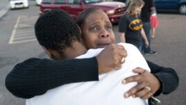 Shameca Davis abraza a su hijo Isaiah Bow, quien fue testigo del tiroteo.