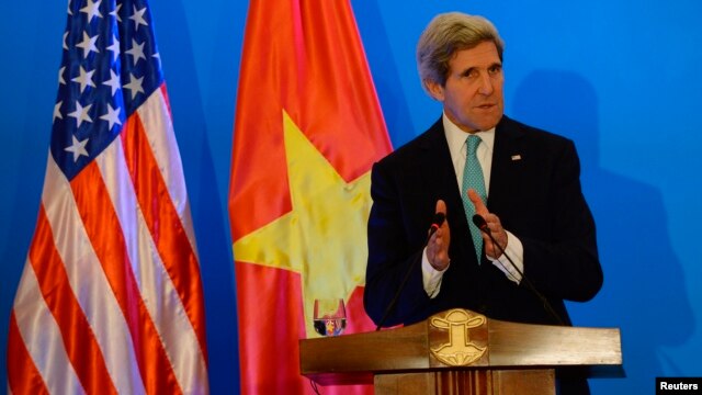 Ngoại trưởng Mỹ John Kerry phát biểu trong cuộc họp báo tại Hà Nội, ngày 16/12/2013.