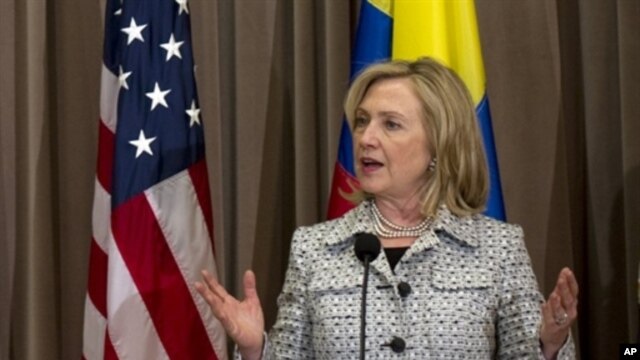 "Todas las personas tienen derecho a los mismos derechos humanos y las libertades fundamentales en línea como conexión, y todos los gobiernos deben proteger estos derechos sin importar el medio”, señaló Clinton en un comunicado.