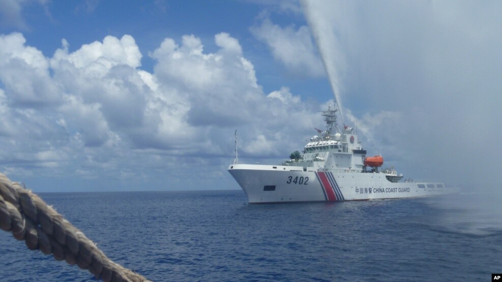 Tàu của cảnh sát biển Trung Quốc tiếp cận tàu ngư dân Philippines tại bãi cạn Scarborough ở Biển Đông.