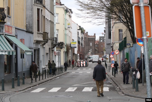 In the Molenbeek district in Brussels, locals say poverty and unemployment frustrates some young people, a small number of whom have become radicalized by extremists, March 25, 2016. (H.Murdock/VOA)