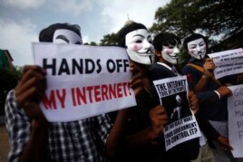 Protesters from the Anonymous India group of hackers wear Guy Fawkes masks as they protest against laws they say gives the government control over censorship of internet usage in Mumbai, Jun. 9, 2012.