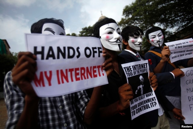 Protesters from the Anonymous India group of hackers wear Guy Fawkes masks as they protest against laws they say gives the government control over censorship of internet usage in Mumbai, Jun. 9, 2012.