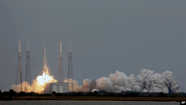 The Falcon 9 SpaceX rocket lifts off from launch complex 40 at the Cape Canaveral Air Force Station in Cape Canaveral, Florida, Mar. 1, 2013. 