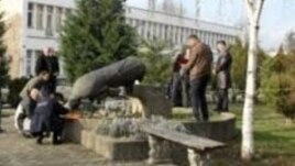 Policia heton rrëzimin e shtatores së Nënë Terezës në Mitrovicë