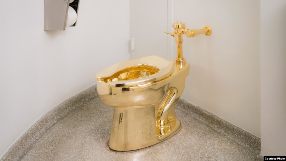 Viện bảo tàng nghệ thuật Guggenheim nổi tiếng ở New York vừa khai trương một bồn cầu đầy đủ chức năng bằng vàng 18 carat có tên gọi là ‘America’.