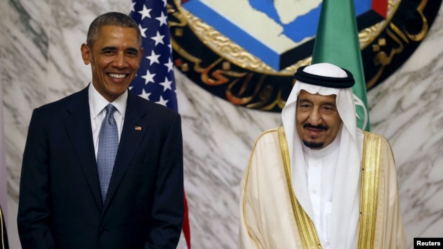 Tổng thống Mỹ Barack Obama (trái) đứng cạnh Quốc vương Salman Saudi Arabia tại hội nghị thượng đỉnh của Hội đồng Hợp tác vùng Vịnh (GCC) ở Riyadh, Ả Rập Xê Út, ngày 21/4/2016.