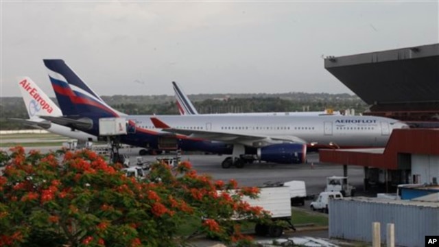 Chuyến bay từ Moscow của hãng Aeroflot SU150 trên đường băng của sân bay quốc tế Jose Marti ở Havana, Cuba, ngày 24/6/2013. Không có dấu hiệu nào cho thấy ông Snowden có mặt trên máy bay.