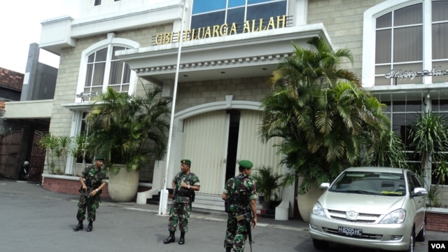 Tentara menjaga Gereja Bethel Indonesia (GBI) Keluarga Allah di Solo, Jawa Tengah. (VOA/Yudha Satriawan)